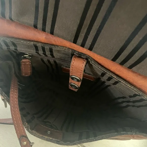 NWT Genuine Leather FRYE Amy Crossbody Handbag - Picture 9 of 15